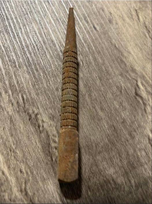 “Found this yesterday on a country road. Any ideas?” a confused netizen asked.