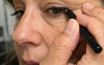 My Mom taught me this trick to apply liner on hooded lids in just 1 min with 0 effort. Here’s how it works