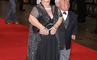 The actor, who is only 112 cm tall, married a woman who was just a few centimeters taller than him 😲. The dwarf couple had two children, although doctors had warned that the children might inherit the dwarfish traits from their parents 😲 How the children of this unusual couple look was shown in the first comment 👇👇