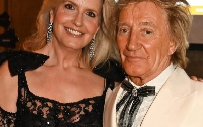 At 53, Rod Stewart’s wife blasted for photo in teeny tiny two piece 😳😳 “How embarrassing” wrote one person 😮 See pic in comments 👇