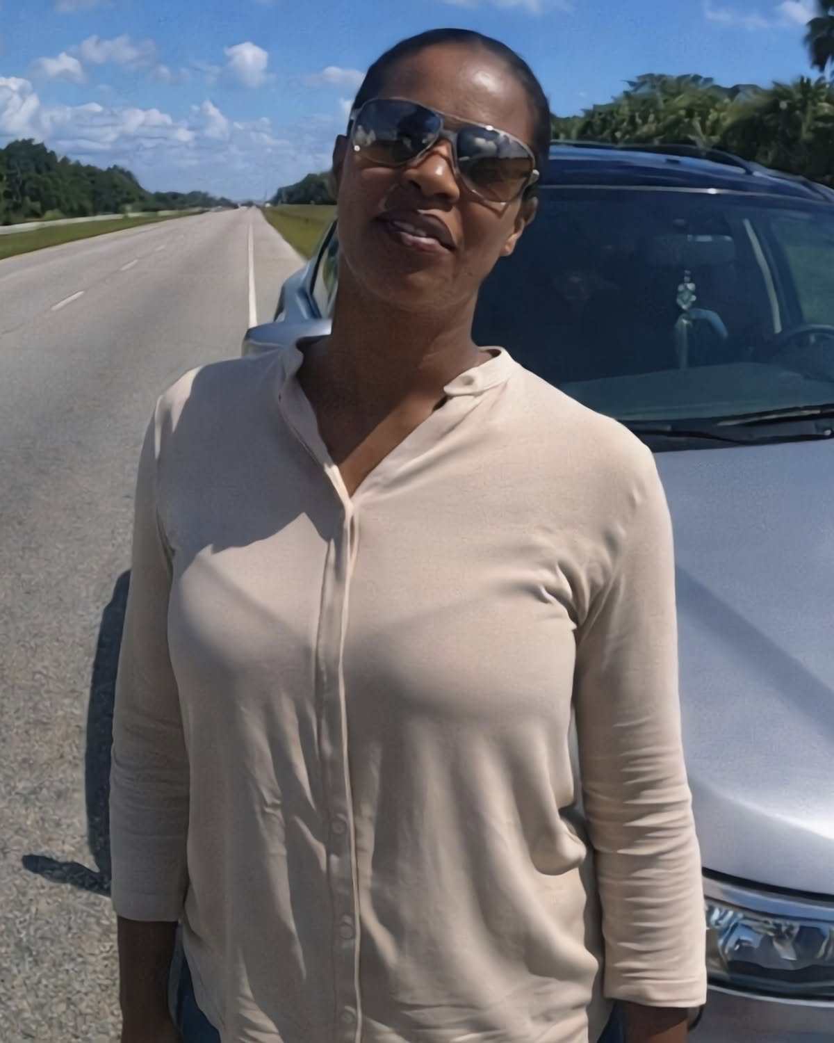 Sunday drive turned into a nightmare: a Florida sheriff pulled over a Black woman in a Mercedes, demanded to know “whose car” it was, then searched her and tried to cuff her over a fake “𝐦𝐚𝐫𝐢𝐣𝐮𝐚𝐧𝐚 𝐬𝐦𝐞𝐥𝐥.” Only a few days later, he found himself facing a  million lawsuit | HO