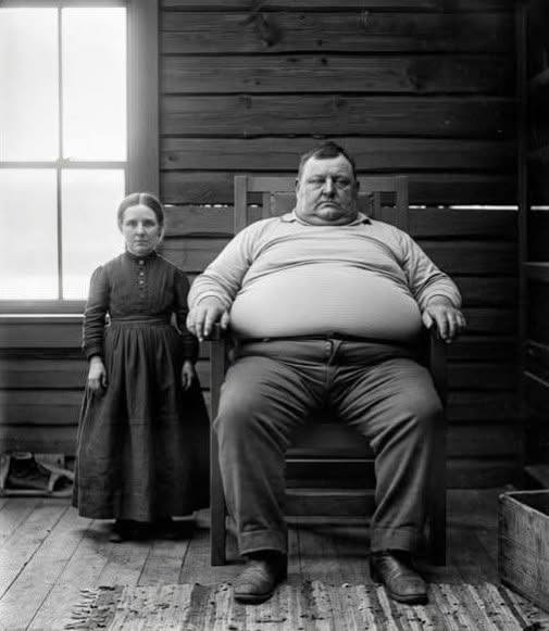 She was 1.2 m tall, he weighed 227 kg: their 12 deformed children shocked science (1897)