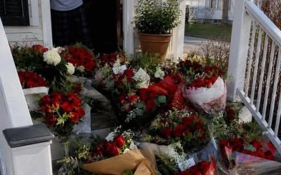 I Came Home From a Work Trip To Find 100 Roses Had Been Delivered to My Wife – Then I Saw the Note in One Bouquet