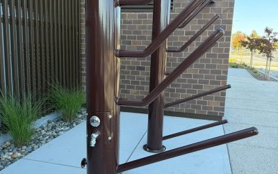 They Look Like Random Metal Branches, But They’re Not Random at All: The Hidden Purpose Behind Surfboard Wash Stations
