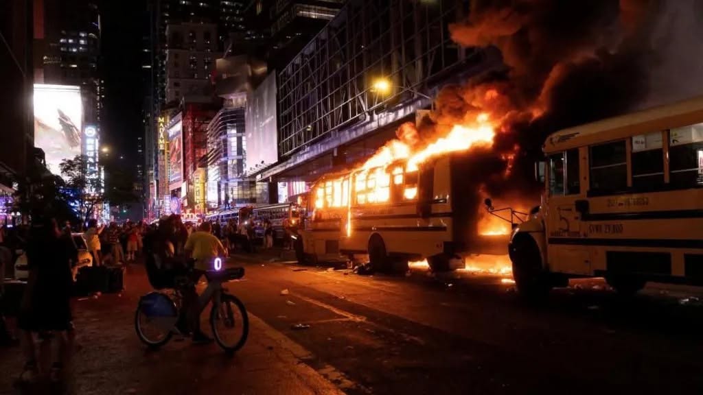 New York City experienced a tumultuous night following the New York Knicks’ historic victory, a success that sparked massive celebrations in several Manhattan neighborhoods. While many fans celebrated this achievement in a festive atmosphere, some gatherings unfortunately degenerated into violent incidents. According to reports from the BBC and local authorities, a teenager was shot during the events that followed the Knicks’ victory. The exact circumstances of the shooting are still under investigation, but police confirmed that a swift response allowed for the victim’s medical attention. The celebrations drew thousands of fans to the streets of Manhattan. Scenes of jubilation, singing, and spontaneous gatherings were observed near several iconic locations in the city. However, as the evening progressed, some groups adopted more aggressive behavior, leading to property damage and clashes with law enforcement. Among the reported incidents were fires that affected several vehicles, including buses, causing significant property damage. New York City firefighters responded multiple times to extinguish the flames and prevent them from spreading to neighboring buildings. Images circulating on social media showed large plumes of smoke and damaged vehicles in parts of Manhattan. The New York Police Department also made several arrests overnight. Authorities explained that the majority of fans celebrated the event peacefully, but a minority took advantage of the situation to commit acts of vandalism and disturb public order. This Knicks victory holds particular significance for New Yorkers. The team, one of the most iconic in the NBA, had not achieved such a level of success in many years. The result sparked immense enthusiasm among fans, who now hope to see their team continue its journey at the highest level. City officials condemned the violence that occurred during the celebrations. They emphasized that sporting successes should remain moments of unity and collective pride, not become occasions for destruction or endangering citizens. For their part, the Knicks’ management thanked fans for their support throughout the season, while calling for calm and respect for safety rules during future celebrations. Several players also expressed their sadness at the reported incidents, reiterating that sports should be a unifying force. The investigation continues to identify those involved in the acts of violence and arson. Authorities are also seeking to determine the exact circumstances that led to the young teenager’s injury. This turbulent night serves as a reminder that major sporting events can sometimes lead to unrest when collective emotions become difficult to control. Despite these incidents, the Knicks’ victory will remain a significant moment for New York basketball fans, even if it was marred by acts of violence that could have had even more serious consequences.