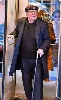 Can you believe he’s 89? 😲 In this rare glimpse, the legendary actor, famous for his unforgettable roles in film and television, displays the same charisma and mischievous energy that made him a Hollywood icon. Time may have changed his appearance, but his presence and magnetic charm remain undeniable. ❤️🎬 From his Oscar-winning performances to roles that have resonated with generations, he has captivated audiences with his talent, wit, and inimitable smile. This spontaneous moment offers fans a rare glimpse of the man behind this legendary career: relaxed, authentic, and away from the cameras. 👀 Want to see more rare photos and uncover the mystery of this film legend? Head to the comment above to find out! ⬇️⬇️⬇