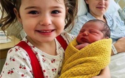 MY DAUGHTER WAS THRILLED TO HOLD HER NEWBORN SISTER—UNTIL SHE WHISPERED ONE WORD THAT SHOOK ME TO MY CORE ==== She sat cross-legged at the edge of the hospital bed, her little hands trembling as they gently cradled the bundle in her lap. My oldest, Lina—just four years old, dressed in her favorite red suspenders and crooked ponytail—looked like she was holding the universe. Her eyes sparkled with something beyond excitement. Reverence, maybe. Or… something I couldn’t place. The room smelled of antiseptic and warm skin. My body ached from the birth, stitches pulling with every breath, but all I could feel in that moment was gratitude. I had worried endlessly during the pregnancy—how would Lina adjust? Would she feel forgotten? But there she was, beaming. Whispering soft “shh” sounds. Rocking just slightly. Everything seemed perfect. Then, she leaned forward. Her face nearly touching her newborn sister’s. And she whispered, “Now I have someone.” I smiled through tears. “Someone to what, baby?” She didn’t look up. Still watching the baby, still swaying. “To keep the secrets with,” she whispered. I felt a chill crawl up my spine. “Secrets?” I asked, trying to sound calm. She finally looked up at me then—eyes wide, too knowing, too old. She nodded slowly, her voice clear now. “Like the ones I don’t tell Daddy.” And before I could speak, before I could push the panic down or reach for her tiny hand, she leaned in again and whispered something else. Something that made the heart monitor skip a beat. Something that made the nurse in the doorway freeze. She said— (Continued in the first —what Lina revealed next changed everything I believed about our home…)