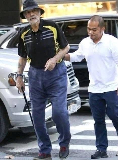 Can you guess who this is? Spotted walking in New York, this legendary actor appears noticeably frail at 87 years old . Once celebrated for his immense charisma, strength, and iconic film roles