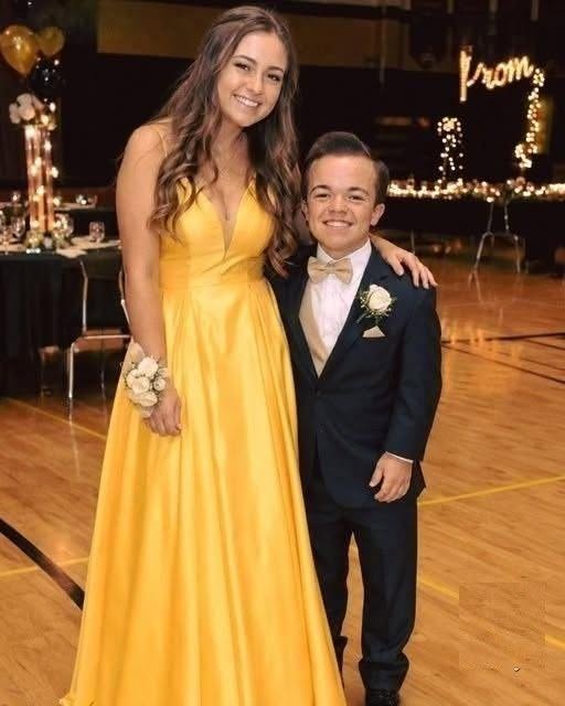 A girl attends prom with her boyfriend Elliot, who has achondroplasia, after years of classmates mocking his height. Despite their strong relationship and support from family, they are once again ridiculed when they arrive at the event. During the dance, hurtful comments from other students push the couple to the edge of leaving. However, their math teacher, Mrs. Parker, unexpectedly intervenes and calls them onto the stage. She stops the music and demands the room’s attentio…
