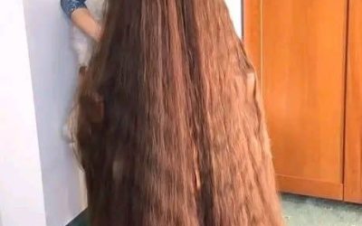She hasn’t cut her hairs for 25 years, even though her husband begged her to. Then, one day, she finally gave up and cut her hair! 😳😳 Better sit down before you see what this woman looks like today: – Naahh, this gave me chills, check the first comment 👇