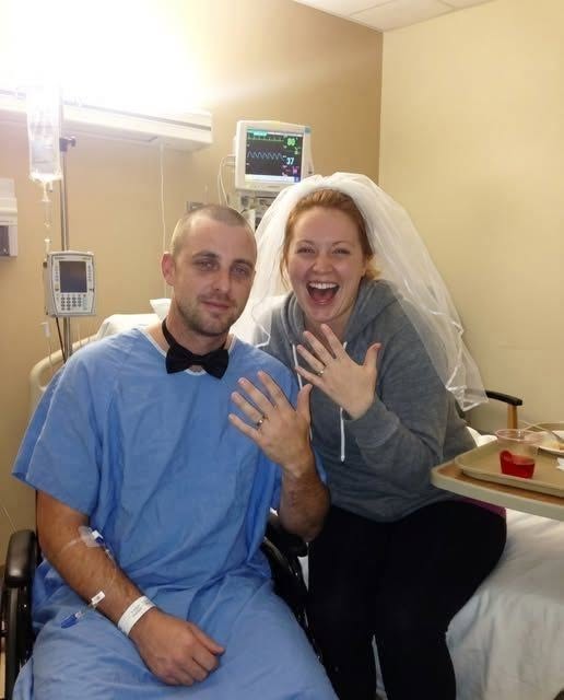 I married my childhood sweetheart in his hospital room after doctors said he had only months to live—right after we said “I do,” a nurse whispered, “Before you leave… look under his mattress.” I met Ben when we were eight. He was the boy who always carried my backpack when it was too heavy and slipped the biggest cookie onto my lunch tray when he thought I wasn’t looking. By sixteen, everyone already joked we’d end up together. They were right. Two months before our wedding… Voir plus