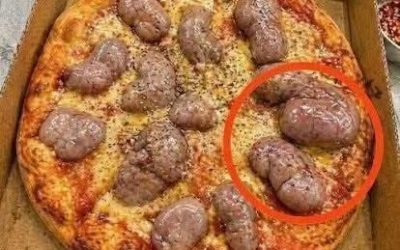 I ordered a pizza in the evening. The delivery. driver brought it to me. I took it and went to the kitchen to eat. When I opened the box, I saw this. I sat there looking at it, but I still can’t. understand what it is. Does anyone know what this is? Check the first comment for the answer..