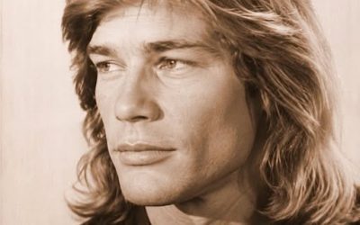 Recognize him? 😲🎬 This rare throwback captures a young Hollywood heartthrob long before fame made him a household name. With his striking looks, magnetic presence, and undeniable charm, he would go on to define an era of television and film. ✨ Curious to see the photo everyone’s talking about and revisit the early days of this unforgettable star? 👀👉👉 Scroll down to the top comment for the reveal! 📸⬇️⬇️⬇️