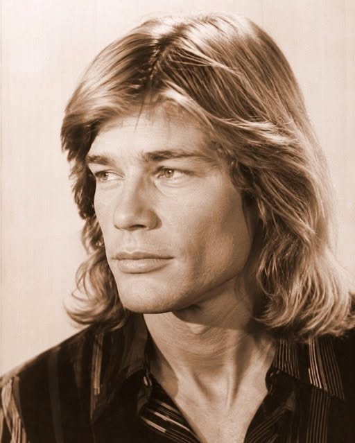 Recognize him? 😲🎬 This rare throwback captures a young Hollywood heartthrob long before fame made him a household name. With his striking looks, magnetic presence, and undeniable charm, he would go on to define an era of television and film. ✨ Curious to see the photo everyone’s talking about and revisit the early days of this unforgettable star? 👀👉👉 Scroll down to the top comment for the reveal! 📸⬇️⬇️⬇️