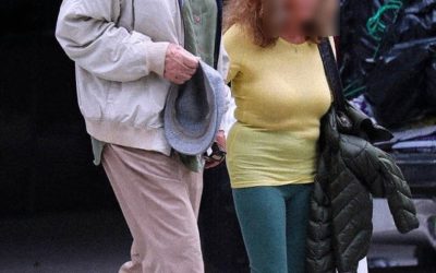 Spotted strolling through the streets of New York, this legendary actor and his wife of many years are unrecognizable compared to their iconic Hollywood days. 🌟📸 Fans are fascinated to discover this private moment of a Hollywood legend, offering a glimpse into his life beyond the red carpet. 😲💫 Do you recognize them? 👀👇 Check out the first comment to find out who they are! 📸⬇️⬇