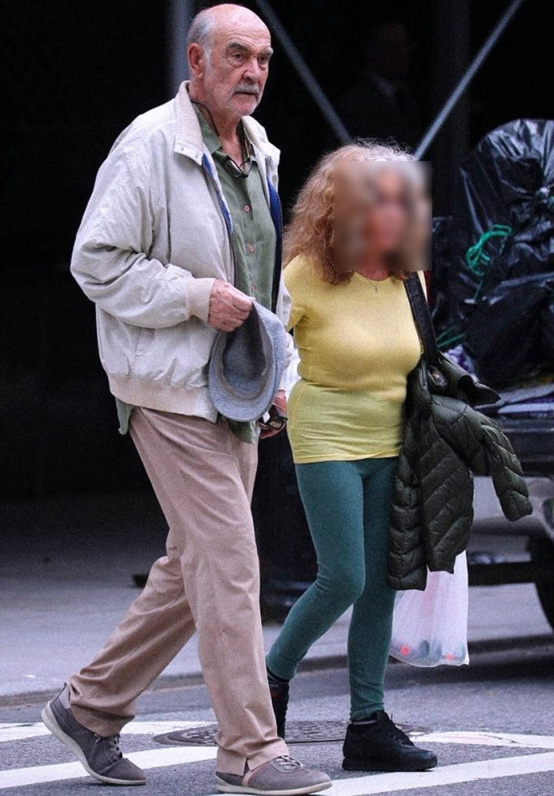 Spotted strolling through the streets of New York, this legendary actor and his wife of many years are unrecognizable compared to their iconic Hollywood days. 🌟📸 Fans are fascinated to discover this private moment of a Hollywood legend, offering a glimpse into his life beyond the red carpet. 😲💫 Do you recognize them? 👀👇 Check out the first comment to find out who they are! 📸⬇️⬇