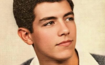 Who is this legendary actor? 😍 Can you guess? 👀 He captivated audiences as the eldest son in one of the most iconic TV series. 🌟 But he had the courage to leave fame behind to dedicate himself to bold and meaningful roles. 🎭🔥 Known for his charisma, integrity, and courageous decisions, he has inspired generations of actors and fans. 😇✨ From stage to screen, his performances were always imbued with depth, intelligence, and emotion. 👌 Almost no one recognizes him 🤔 Check out the first comment for exclusive photos and the big reveal! ⬇️⬇️⬇