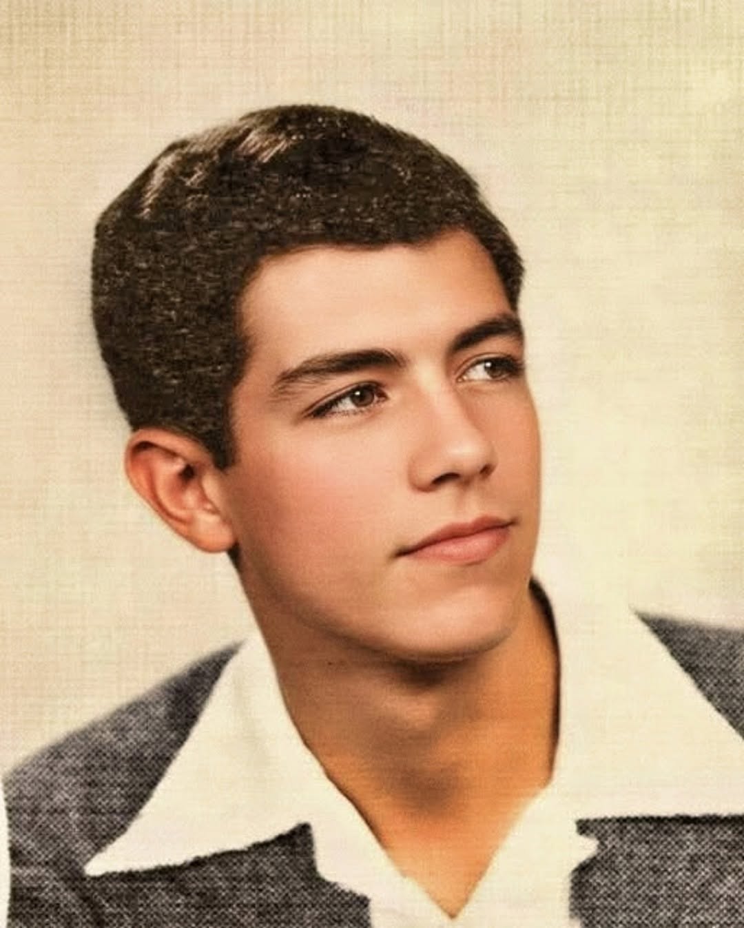 Who is this legendary actor? 😍 Can you guess? 👀 He captivated audiences as the eldest son in one of the most iconic TV series. 🌟 But he had the courage to leave fame behind to dedicate himself to bold and meaningful roles. 🎭🔥 Known for his charisma, integrity, and courageous decisions, he has inspired generations of actors and fans. 😇✨ From stage to screen, his performances were always imbued with depth, intelligence, and emotion. 👌 Almost no one recognizes him 🤔 Check out the first comment for exclusive photos and the big reveal! ⬇️⬇️⬇