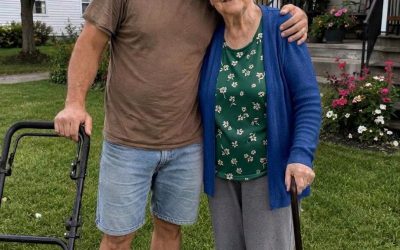 For 8 years, I mowed my elderly neighbor’s lawn without accepting a penny — after her funeral, her attorney handed me a sealed envelope and said, “”She knew this belonged to you.””  Eight years ago, an elderly woman named Theresa moved into the house next to mine after losing her husband.  I’d often see her outside tending to the flower beds she’d created after moving in. Whenever I walked by, she’d smile warmly, and we’d always chat for a few minutes. Even though she tried t… En voir plus