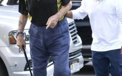 Can you guess who this is? Spotted walking in New York, this legendary actor appears noticeably frail at 87 years old . Once celebrated for his immense charisma, strength, and iconic film roles, fans are struck by how time changes even the most enduring Hollywood stars . Do you recognize him? Check the top comment to reveal the answer!
