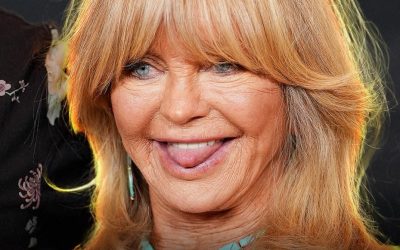 A makeup-free Goldie Hawn, 80, embraces natural aging in a VIDEO that caused online buzz! ✨ The moment that wowed fans is in the comments. ⬇️