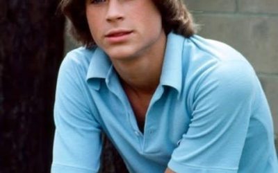 Can you guess who this is? 👀💫 This throwback photo shows a young actor at the very beginning of his career, when he was taking his first steps on television 📺🎬. With his angelic face and natural charm, he was already showing his interest in Hollywood, which he would soon reach 🌟✨. Over the years, he became one of Hollywood’s most prominent stars, famous for his roles in both film and television 🎥💖. Do you recognize him? 👀👇 Scroll down to the first comment to find out the answ…