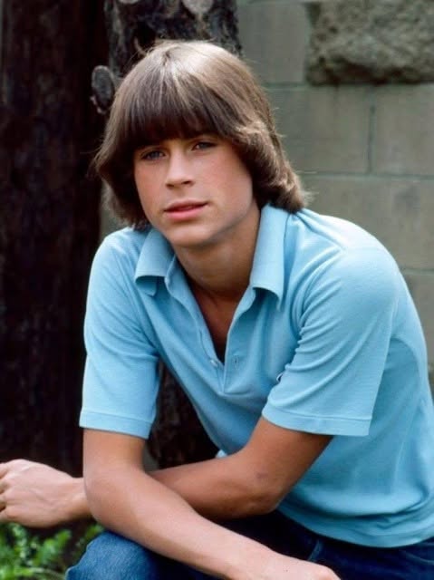 Can you guess who this is? 👀💫 This throwback photo shows a young actor at the very beginning of his career, when he was taking his first steps on television 📺🎬. With his angelic face and natural charm, he was already showing his interest in Hollywood, which he would soon reach 🌟✨. Over the years, he became one of Hollywood’s most prominent stars, famous for his roles in both film and television 🎥💖. Do you recognize him? 👀👇 Scroll down to the first comment to find out the answ…
