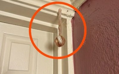 My husband and I booked a room during our vacation. In the hotel room, I discovered this. I’ve been looking at it for half an hour now, but I still can’t figure out what it is. Does anyone know? Check the first comment for the answer