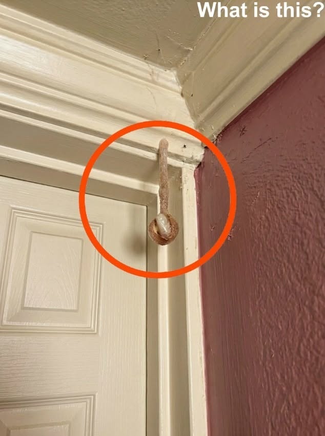 My husband and I booked a room during our vacation. In the hotel room, I discovered this. I’ve been looking at it for half an hour now, but I still can’t figure out what it is. Does anyone know? Check the first comment for the answer
