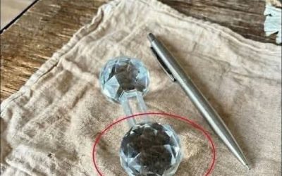 I was too embarrassed to ask my mom, so I’m asking here — does anyone know what this crystal object is? 𝗖𝗵𝗲𝗰𝗸 𝟭𝘀𝘁 𝗰𝗼𝗺𝗺𝗲𝗻𝘁